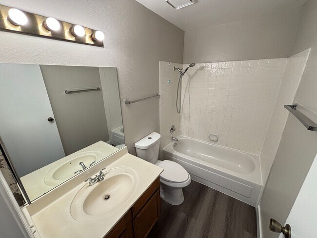 Building Photo - Charming 2Bed/1Bath 2nd Floor Condo located in Duck Creek Village - $500 Off Move in Fees!