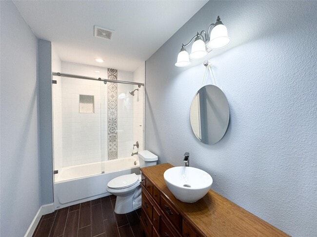 Building Photo - Downtown Loft