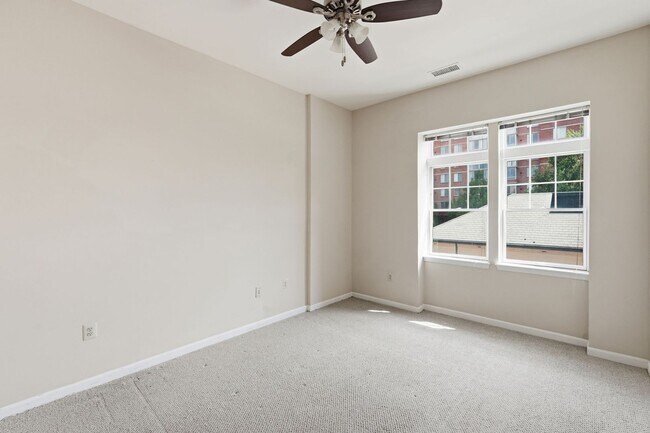 Building Photo - Experience elevated city living in this beautifully maintained residence ideally situated in the ...