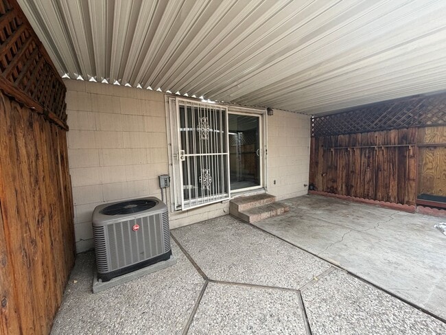 Building Photo - Central and updated 3 bedroom 1.5 bath tow...