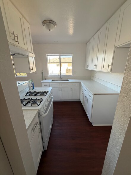 Building Photo - 525 Jacmar Dr