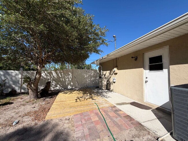 Building Photo - Spacious 4 bedroom in North Port
