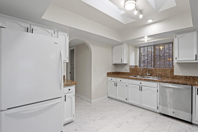 Building Photo - 8500 Mountain View Dr