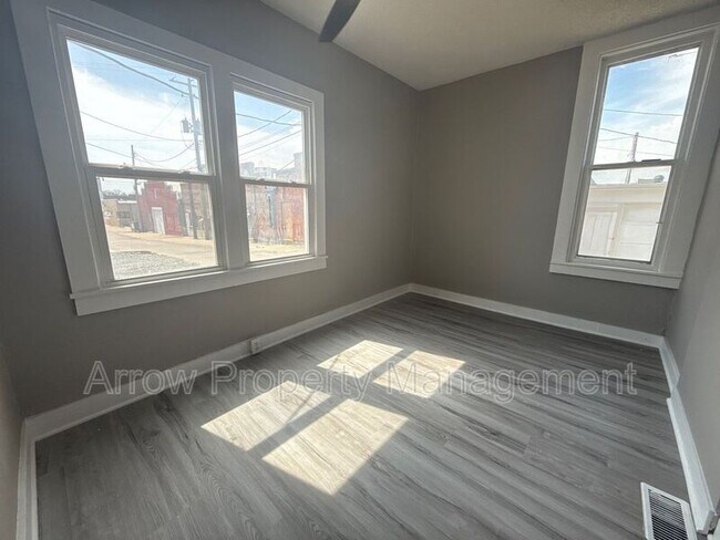 Building Photo - 715 Ella St