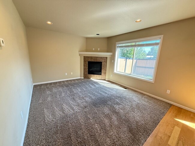 Building Photo - NW Bend 3 Bed/2.5 Bath Villa - Schaeffer D...