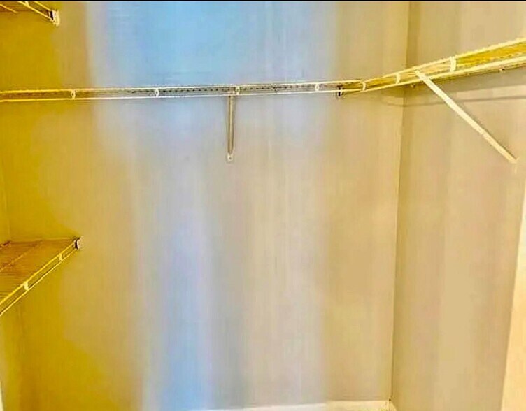 Building Photo - 9733 Westview Dr