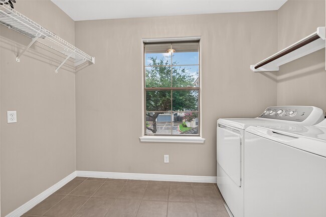 Building Photo - 4307 Lake Walk Ct