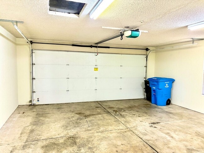 Building Photo - House like 2bed/1.5 Bath Condo with Spacious Corner Yard and 2 Car Garage