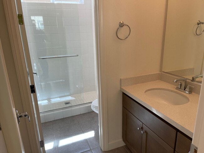 Building Photo - Large 5 Bed / 3 Bath Standalone unit in Lo...