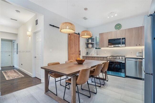 Building Photo - 920 SW 9th St