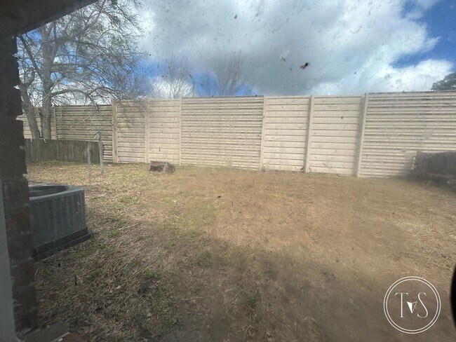 Building Photo - FALL MOVE-IN SPECIAL: 50% OFF 1st FULL MON...