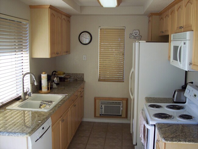 Building Photo - Upstairs 1 Bed/1 Bath Condo in Del Cerro!