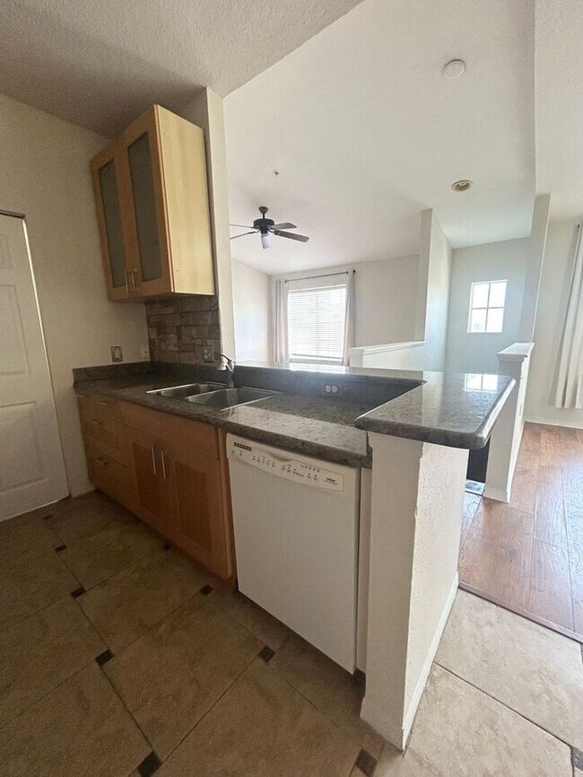 Building Photo - Stylish 3/2 Corner-Unit Condo with Resort ...