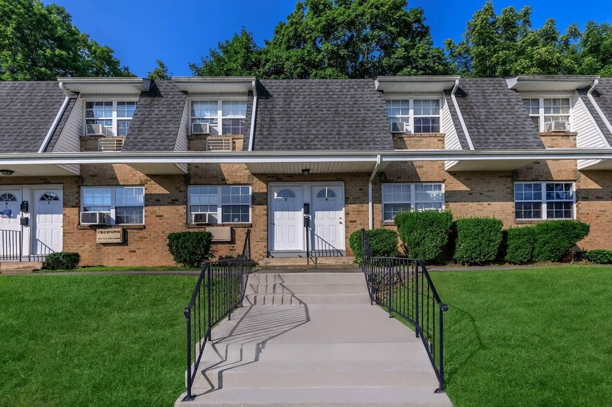 0o7a2708 - Tudor Gardens Apartments