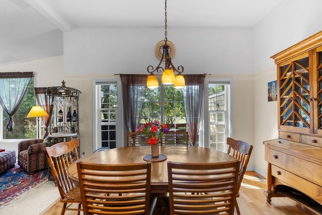 Building Photo - Reese's Retreat!!  2 BR + Den/2.5 BA White...