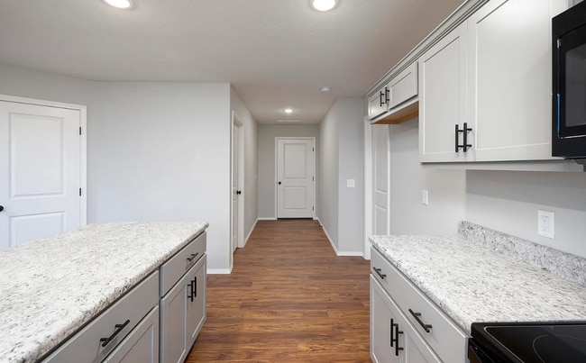 Building Photo - Beautiful 3 Bedroom Home with a fully fenc...