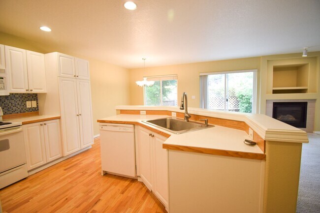 Building Photo - NEW LOWERED RENT!  Wow! Beautiful 4 Bedroo...