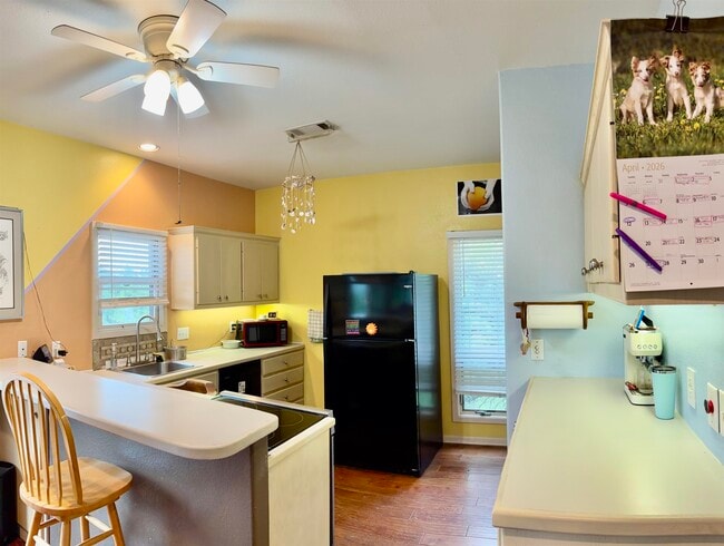 Building Photo - 512 Side Saddle