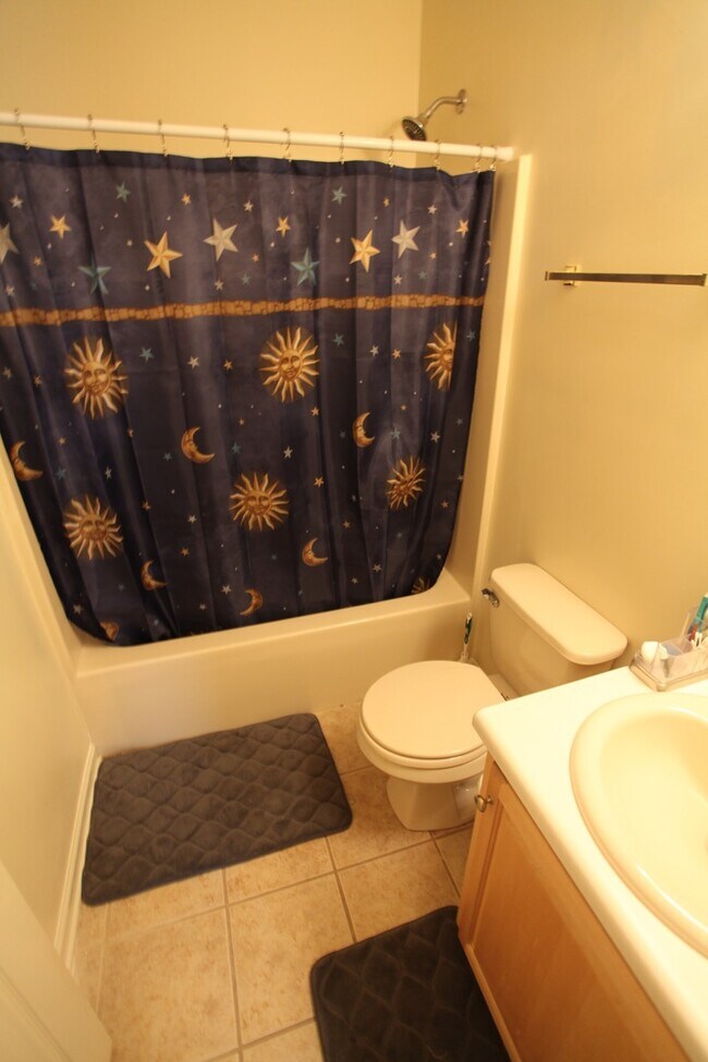 Building Photo - 3B/3B Duplex On Tiger Transit Available August 2026!