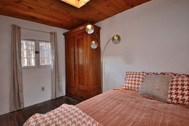 Building Photo - 142 Duran St