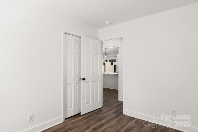 Building Photo - 815 Sharon Dr