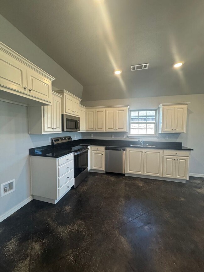 Building Photo - 3/2/1 Fabulous new build 2025 1/2 off special 1st month's rent