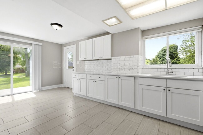 Building Photo - 3117 Coucy Ave