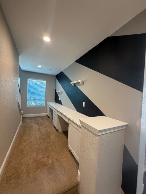Building Photo - Gorgeous 3 Bedroom 3 Bathroom Plus Loft Area Home