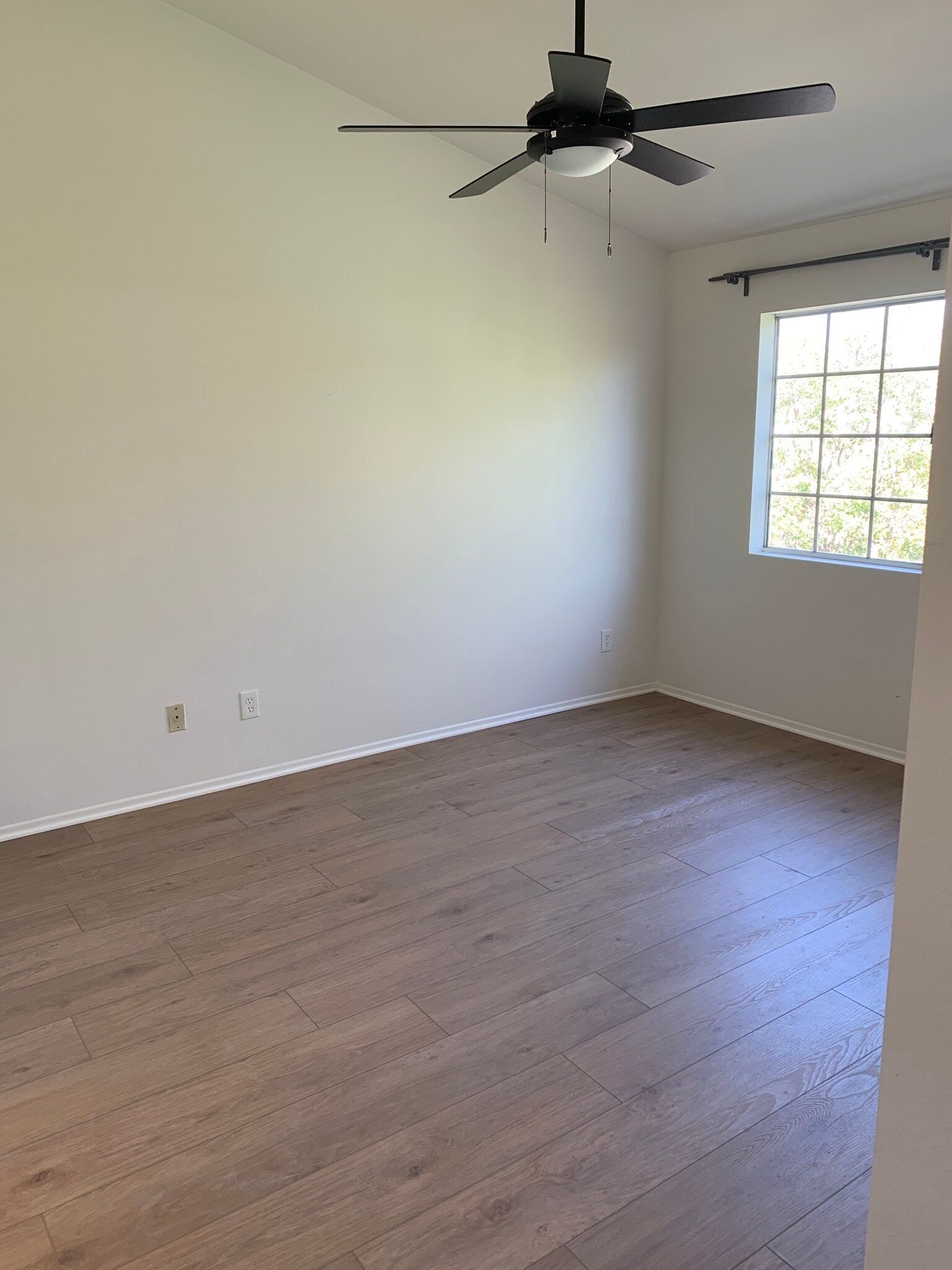 Front bedroom - 2800 Plaza del Amo