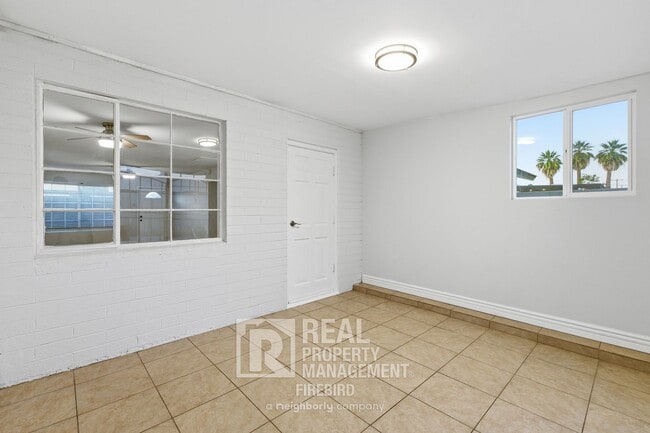 Building Photo - 1901 N 48th Pl