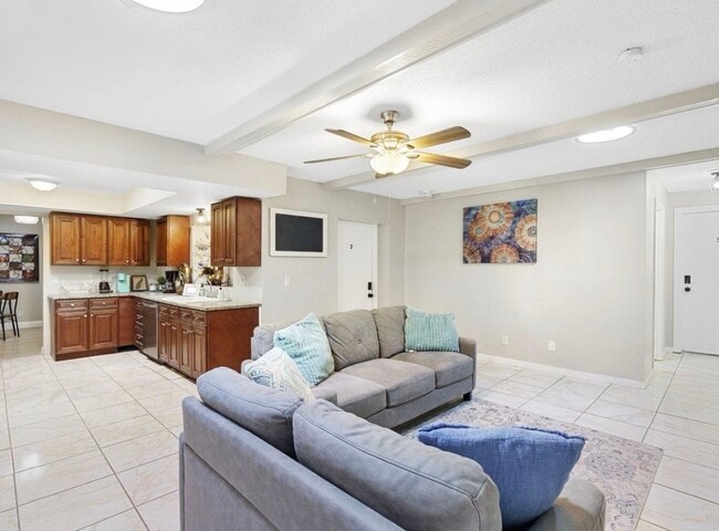 Building Photo - 22 Flamingo-