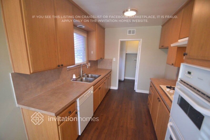 Building Photo - 533 W 224th St