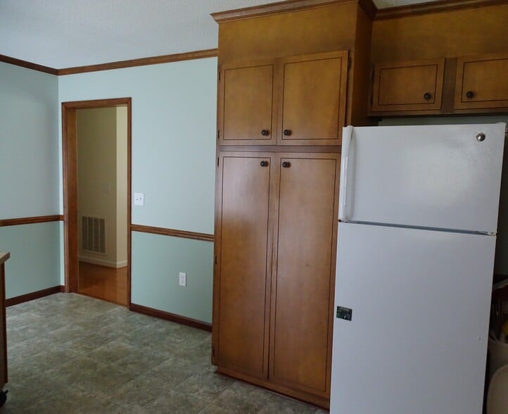 Building Photo - 5694 Claridge Dr