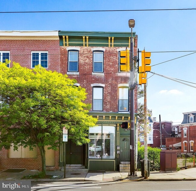 Building Photo - 3950 Lancaster Ave