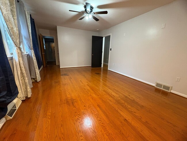 Building Photo - 4 Bedroom Single Family Home Available in ...