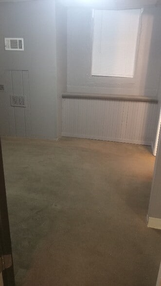 Building Photo - 418 W 8th St