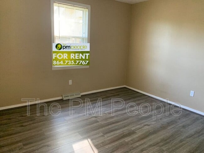 Building Photo - 204 Pennwood Ln