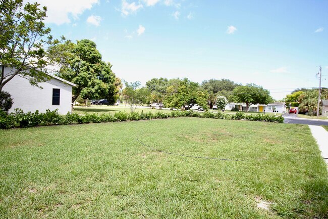 Building Photo - 8867 Sunset Dr