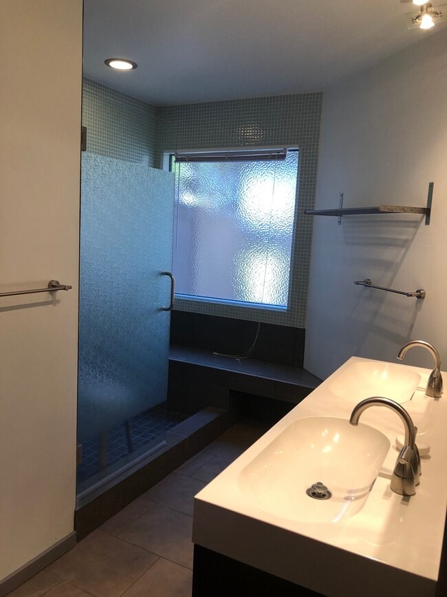 Building Photo - Furnished 2 bedroom 2 bath, WiFi and Garba...