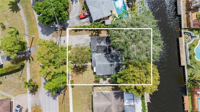 Building Photo - 5860 SW 13th St
