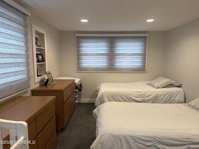 Building Photo - 5 Ash St