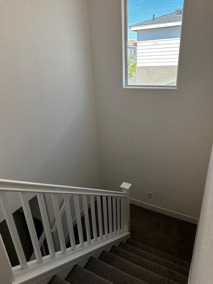 Building Photo - 2458 Fidalgo Way