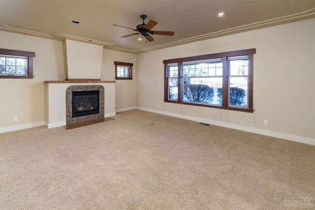 Building Photo - Large home on Awbrey Butte