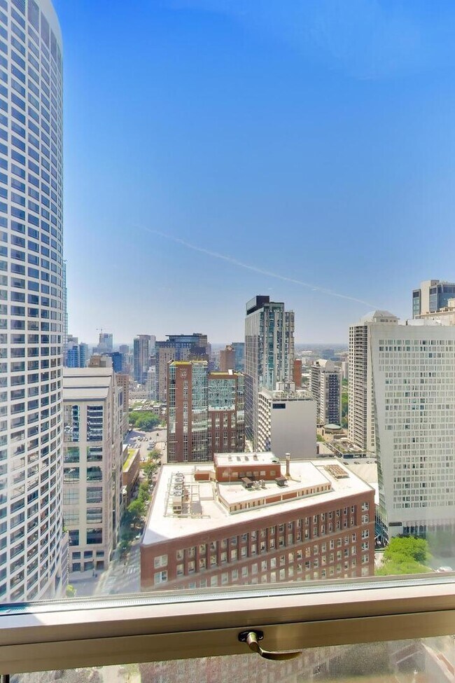 Building Photo - 111 E Chestnut St