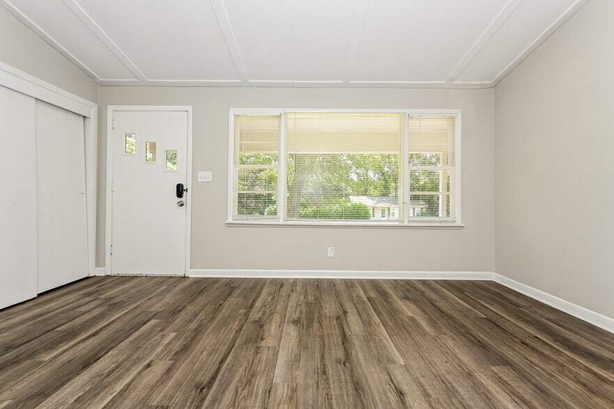 Building Photo - 2143 Snellings Dr
