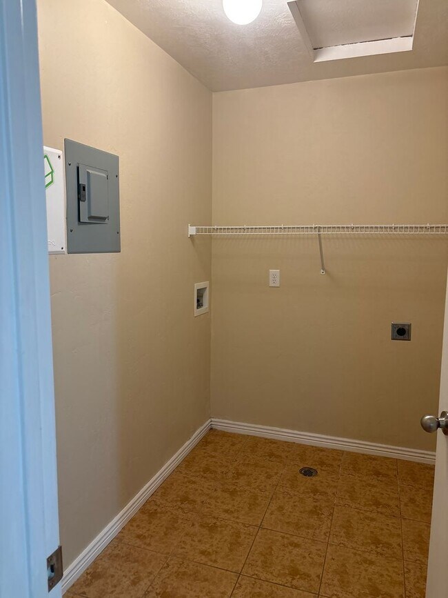 Building Photo - 3 Bedroom 2 Bathroom Townhome