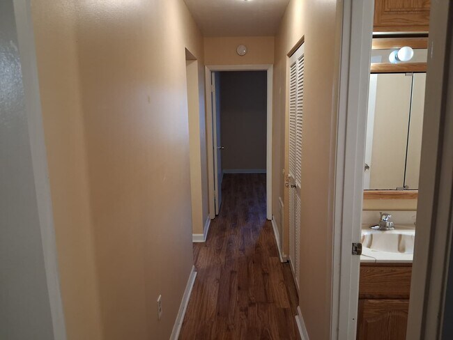 Building Photo - 2275 N Cable Rd