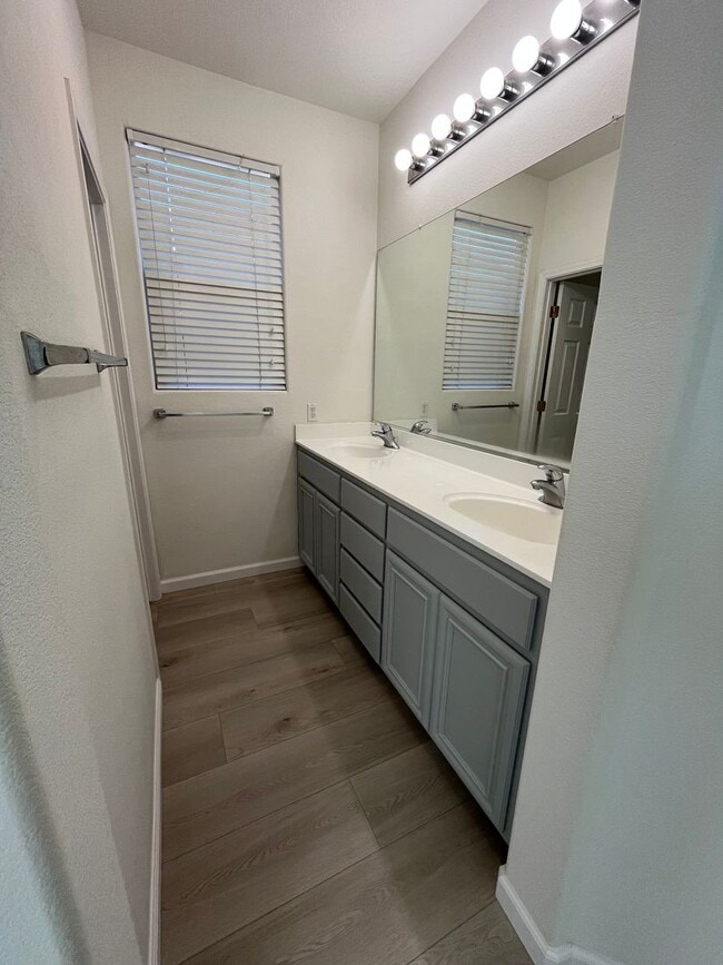 Building Photo - 3 Bed | 2 Bath | 1330SF | Tenant Pays $200...