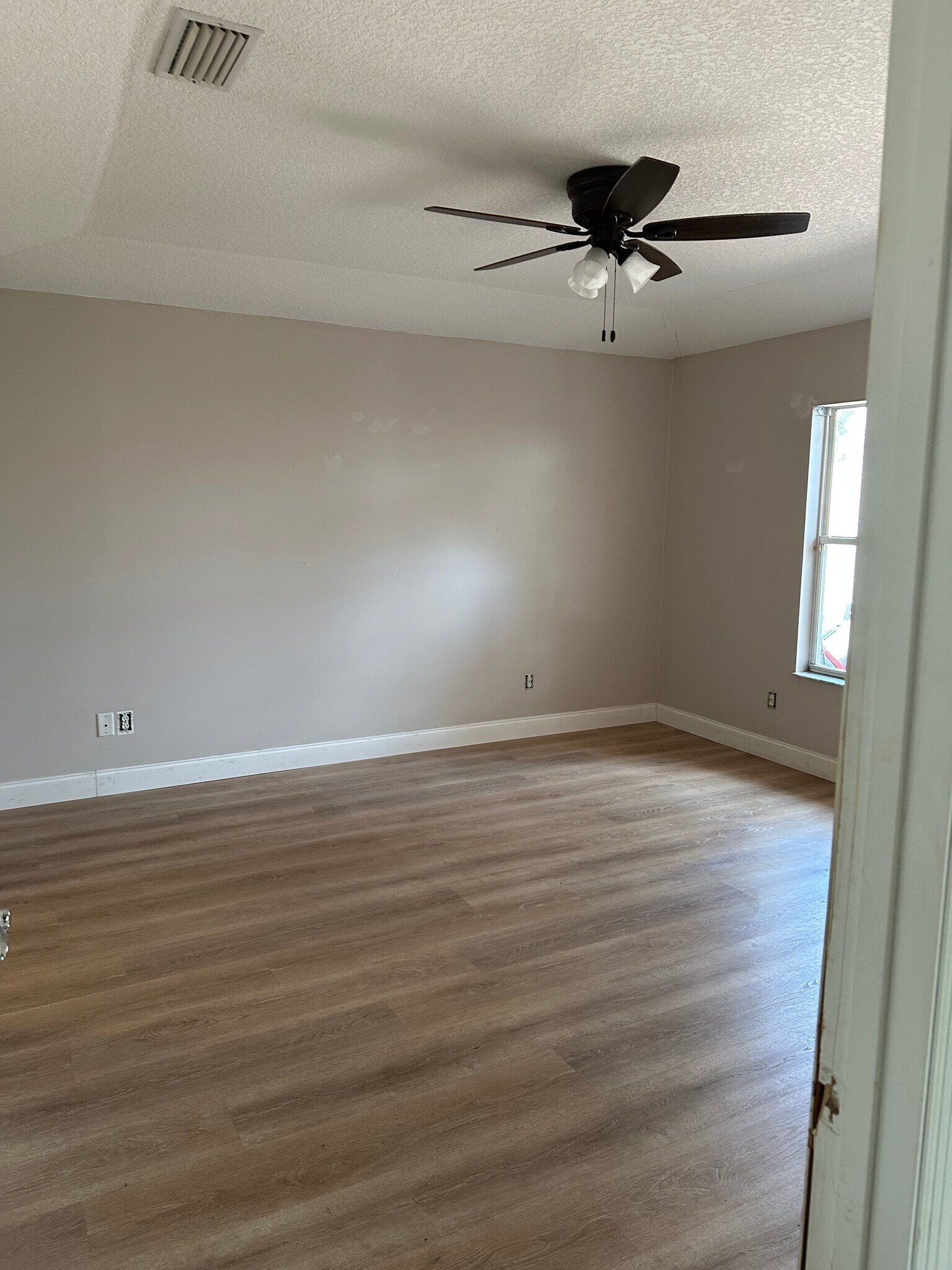 Building Photo - 495 Pyrus St