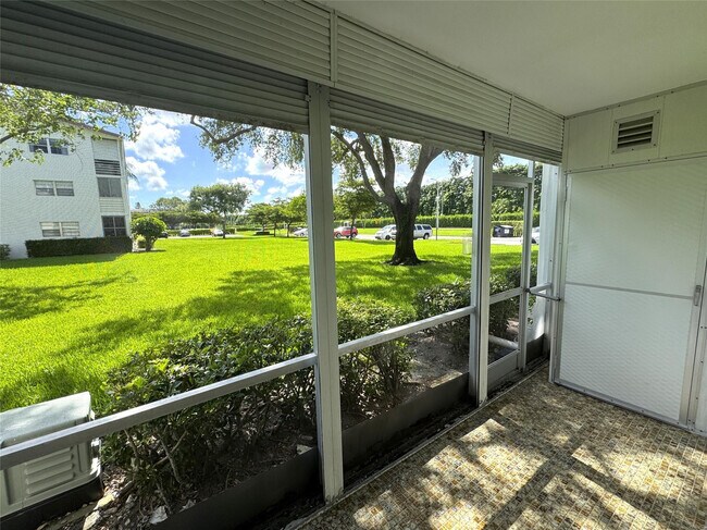 Building Photo - 138 Fanshaw D